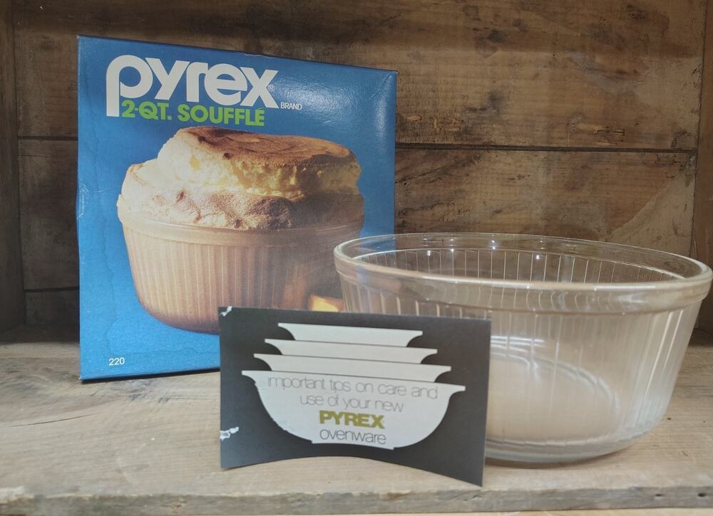 NOS IN BOX Pyrex Clear Glass Ribbed Soufflé Bowl 2 Quart Storage Wear To Box